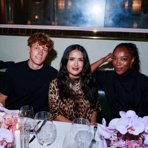   Салма Хайек отпразнува новата кампания на Синер за Gucci