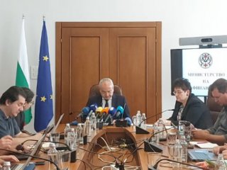 30% поскъпване на винетките, по-висок осигурителен праг и ръст на държавния дълг: Гълъб Донев