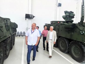 Министър Стоянов провери готов ли е ТЕРЕМ да сглобява бойните машини Страйкър