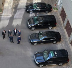 Радев ще купува лимузини на НСО със скъсания бюджетРадев ще купува лимузини на НСО със скъсания бюджет