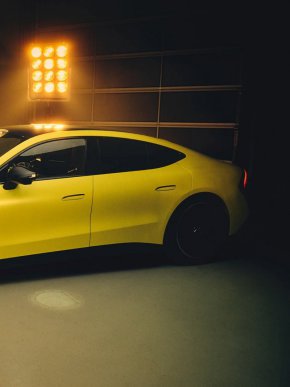 Гейбриъл Махт застава до новия Mercedes-AMG GT 4-Door Coupé в нова рекламна кампания