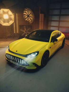 Гейбриъл Махт застава до новия Mercedes-AMG GT 4-Door Coupé в нова рекламна кампания