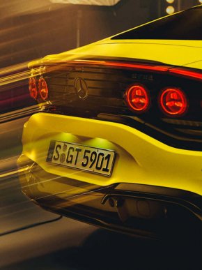 Гейбриъл Махт застава до новия Mercedes-AMG GT 4-Door Coupé в нова рекламна кампания
