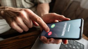 Възрастен мъж даде около 13 000 евро и злато на ало измамници 