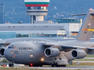 Огромен военнотранспортен самолет C-17 на САЩ кацна в София дни след махането на цистерните