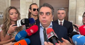 Някои български политици страдат от амнезия: Ас.Василев за Радев