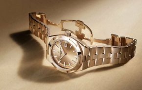 Vacheron Constantin представи два нови часовника Overseas с 34,5 мм корпус в розово злато и стомана