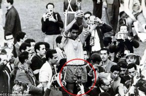 Скрита подробност в емблематична снимка от Световното първенство през 1962 г. разпали диви теории за „пътешественик във времето“