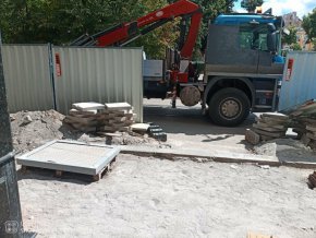 Оградно пано едва не уби пешеходец до Халите