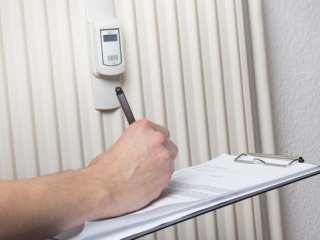 КЗП и НАП проверяват скока с до 40% на таксите за отчитане на топломерите