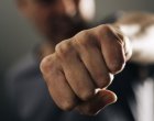 Служители на фирма за бързи кредити пребиха мъж пред блок в Перник 