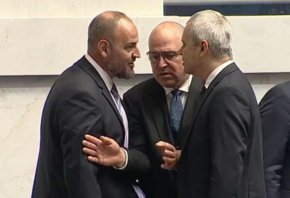 Депутати от ПБ и Възраждане наказани за обиди от парламентарната трибуна