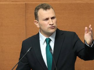 Репортер на Беновска е наказаният депутат-бияч от Радев   