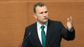 Репортер на Беновска е наказаният депутат-бияч от Радев   