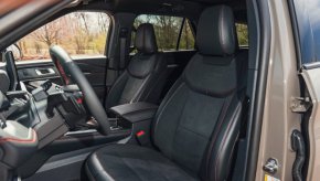 Ford изтегля близо 80 000 Explorer и Aviator заради седалки, които се накланят сами