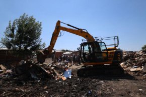  Започна събарянето на незаконни постройки във Филиповци