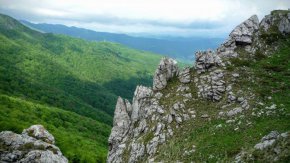  Жена на 60 години е загинала на място, падайки от върха на било в Стара планина, съобщиха от Планинската спасителна служба в Троян. Сигналът за инцидента е получен в 11:07 ч. Група от шестима души са се движели по пътеката от хижа „Козя стена“ към хижа „Ехо“.

В района на стръмния участък, обезопасен с парапет, жената, която е от Панагюрище, се е подхлъзнала и паднала. Туристите са били подсигурени с въже. Няма други пострадали от шестчленната група. В днешната акция са участвали спасители от отрядите в Ловеч, Троян и Сопот.

timetravel.bg

Наталия Каменова

 
