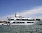 На $450-милионна яхта приема посланикът на САЩ в Италия