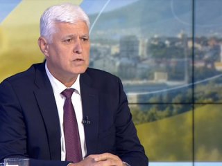 Бг пилотите могат да летят само денем: Военният министър