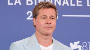Брад Пит беше забелязан да пие на сватбата на Тейлър Суифт седмици преди да признае, че вече не е трезвен: Бърз факт