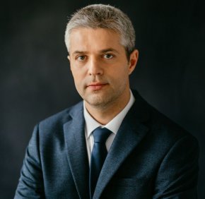 Нова улица прави до заведението си, което дължи над 500К на общината кметът на Варна с народна пара