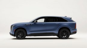 Cadillac иска още 54 995 долара за персонализиран Escalade IQ с над 160 цвята