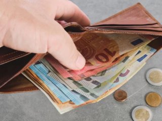 Мин. заплата щеше да бъде 690,44 евро, ако формулата не беше отменена от властта: ПП