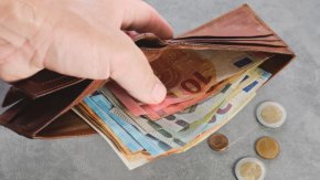 Мин. заплата щеше да бъде 690,44 евро, ако формулата не беше отменена от властта: ПП