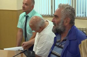 Разфасованият 21-годишен в Съединение нахлул с брадва през прозорец при спящия фермер, преди да бъде прострелян