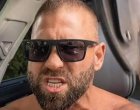 Колев се появи в социалните мрежи с цигара и брадва