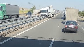  ТИР скъса мантинелата на АМ Тракия
