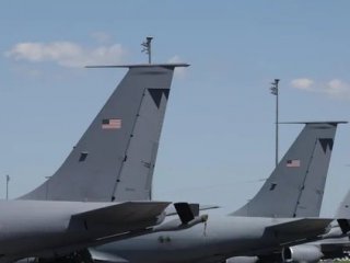 Два американски военни самолета кацнаха на летище „Васил Левски“ в София