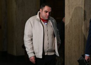 Уволненият за камери в тоалетните Ал. Евтимов е назначен за зам.-директор в друго училище 