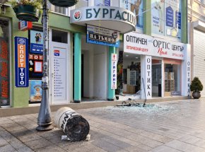 Патрулка се вряза в оптика при гонка с криминално проявен в Бургас
