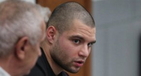 Прокурорският син остава в ареста, глобиха го 250 евро, защото не си е свалил качулката в съда