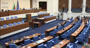 Депутатите си гласуваха 10-дневна ваканция през октомври