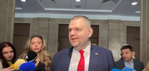 Държавата е под камуфлаж - няма мнозинство, няма депутати, няма Министерски съвет, няма президент: Пеевски
