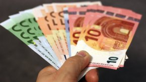 Правителството предлага 660 евро минималната работна заплата от 1 януари 2027 година