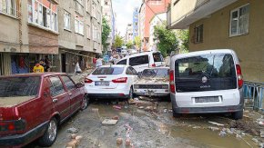 Трима загинали и над 3000 спасени при наводненията в Истанбул, десетки полети са отменени и пренасочени
