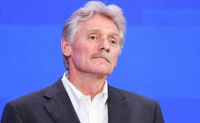 Москва е готова да работи с бъдещото правителство, сформирано от досегашната опозиция, на основата на взаимната изгода, заяви Дмитрий Песков.

Русия е готова да поддържа взаимноизгодни отношения със Сърбия, след като опозиционното движение „Студентска листа“ сформира ново правителство след победата си на изборите. Това заяви говорителят на Кремъл Дмитрий Песков.

Досегашният сръбски лидер Александър Вучич призна поражението на своята коалиция „Обединена Сърбия“ на изборите в неделя. В понеделник Песков похвали Вучич за конструктивната му роля в поддържането на отношенията с Москва въпреки натиска от страна на Европейския съюз.

„Изразяваме надежда, че действията им също ще бъдат конструктивно насочени към по-нататъшното развитие на нашите отношения и че тези нови политически сили осъзнават, че сътрудничеството с Русия е в интерес на Сърбия“, заяви той.

„Но, както знаете, за танго са нужни двама“, добави говорителят на Кремъл.

Вучич, който според Песков възнамерява да продължи да участва в политическия живот на Сърбия, по-рано заяви, че кандидатите на „Студентска листа“ възнамеряват да се поддадат на натиска на Брюксел и да наложат антируски санкции още през следващата пролет. По време на предизборната кампания движението отрече да има подобни планове.

Според прогнозните резултати „Студентска листа“ ще получи мнозинство в парламента, което ще ѝ позволи да състави самостоятелно правителство.

Сърбия се стреми към членство в Европейския съюз повече от десетилетие, след като през 2012 г. получи статут на страна кандидатка. След ескалацията на конфликта в Украйна през 2022 г. Брюксел превърна съгласуването на външната политика с тази на ЕС в задължително условие за държавите, които се стремят към членство.

Това постави Белград пред избор – да постигне напредък по пътя към европейската интеграция или да запази традиционно добрите си отношения с Русия.