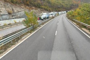 Микробус блъсна и уби шофьор, слязъл да провери пушещата си кола на Е79 край Люти дол