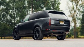 Land Rover изтегля близо 94 000 Range Rover заради дефект, който може да повреди камерата за заден ход