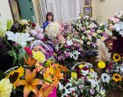 Без лалета - Мими Иванова - затрупана с цветя след концерта за 80-годишнината си, която предстои: ФОТО НА ДЕНЯ 