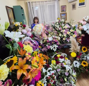 Без лалета - Мими Иванова - затрупана с цветя след концерта за 80-годишнината си, която предстои: ФОТО НА ДЕНЯ 