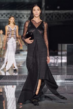 Burberry с поглед към бъдещето