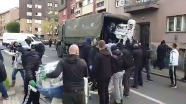 Феновете на Динамо се включиха в битката с две бедствия в Загреб