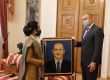 Посланичка подари рисуван от нея портрет на президента