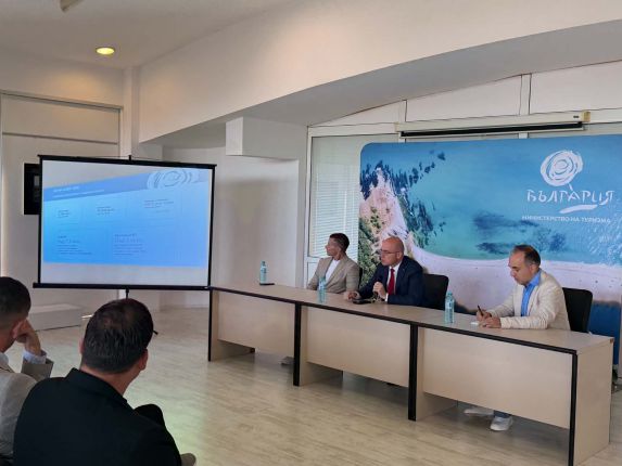 13% повече приходи в туризма, бордът на ТУИ у нас идния уикенд: Ресорният министър