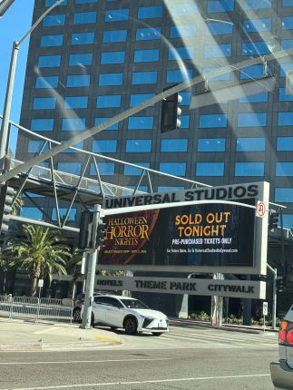 Късовски скочи на Ариана Гранде пред 9000 зрители в Universal Hollywood