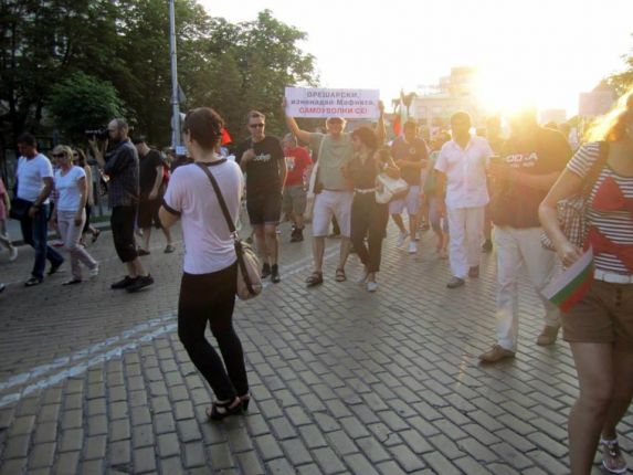 Яра протестира, преди да стане директор